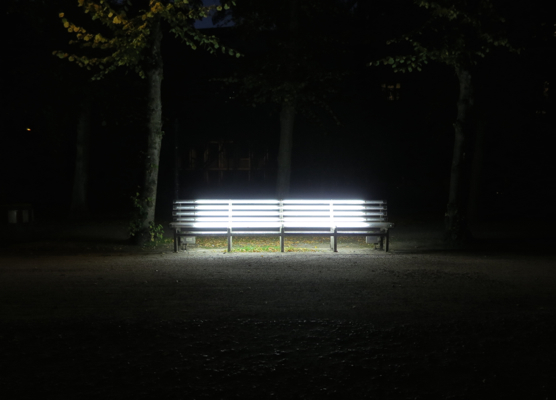 光るベンチの画像